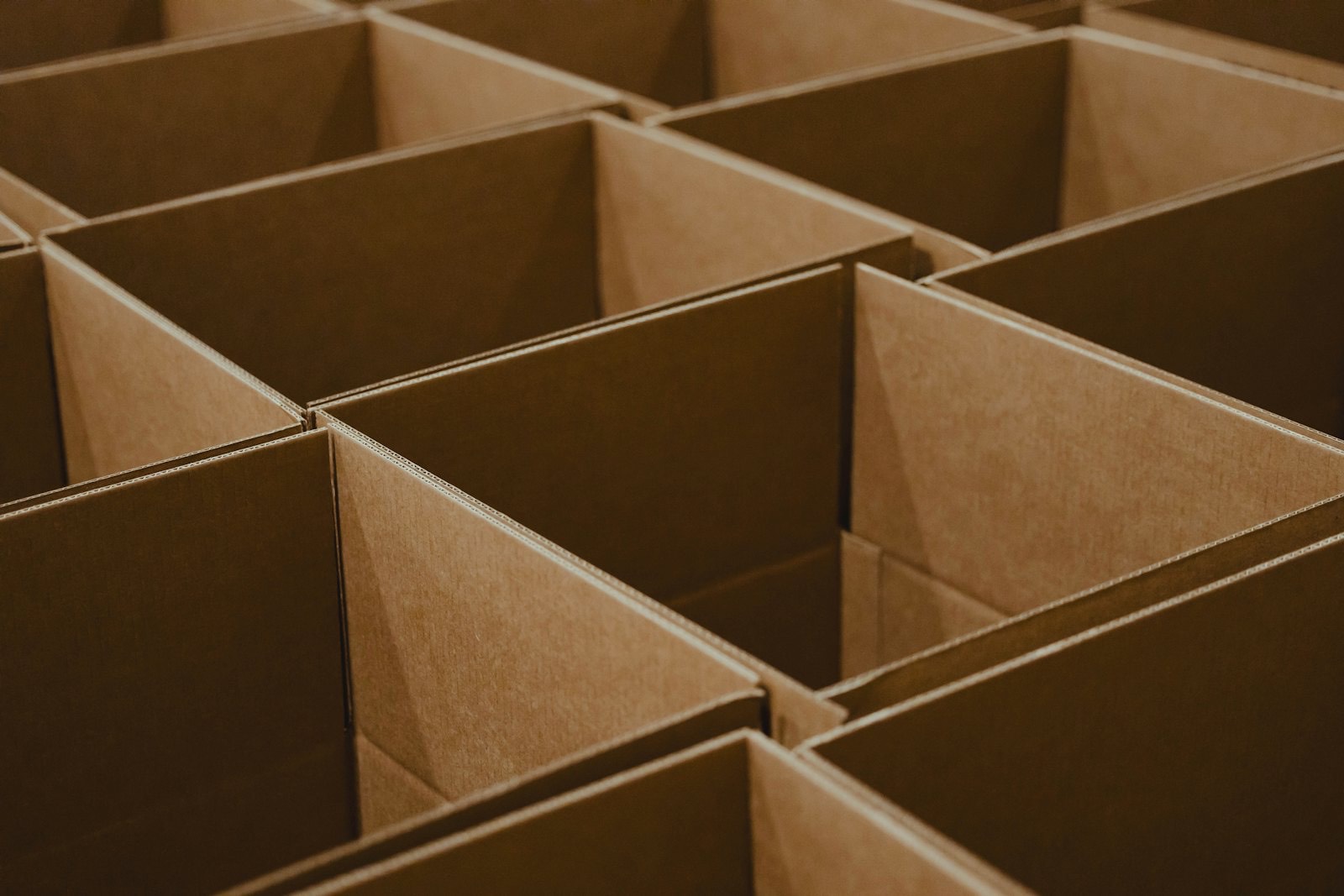 Caixas de papelão ondulado abertas