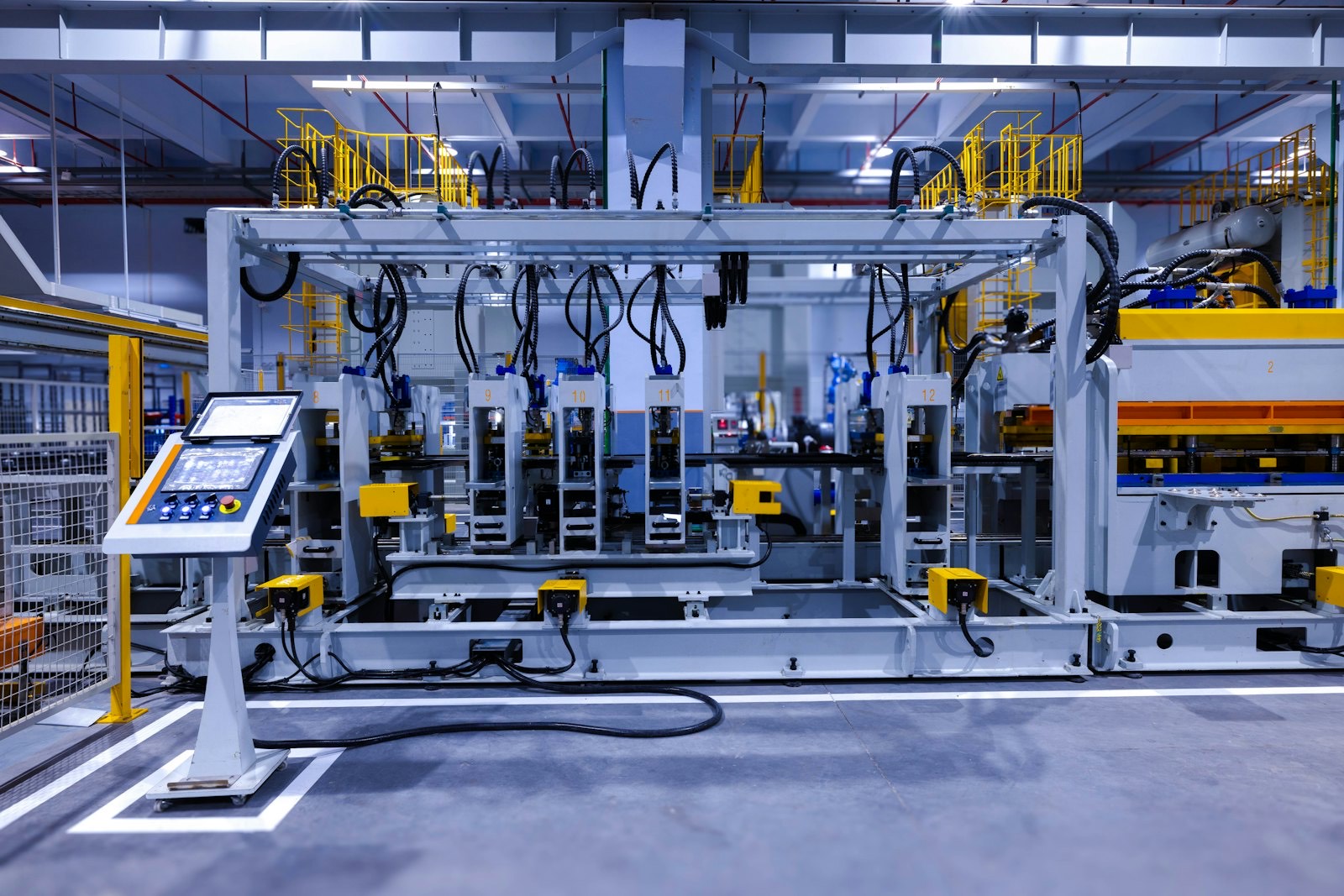 Linha de produção automatizada em uma fábrica moderna